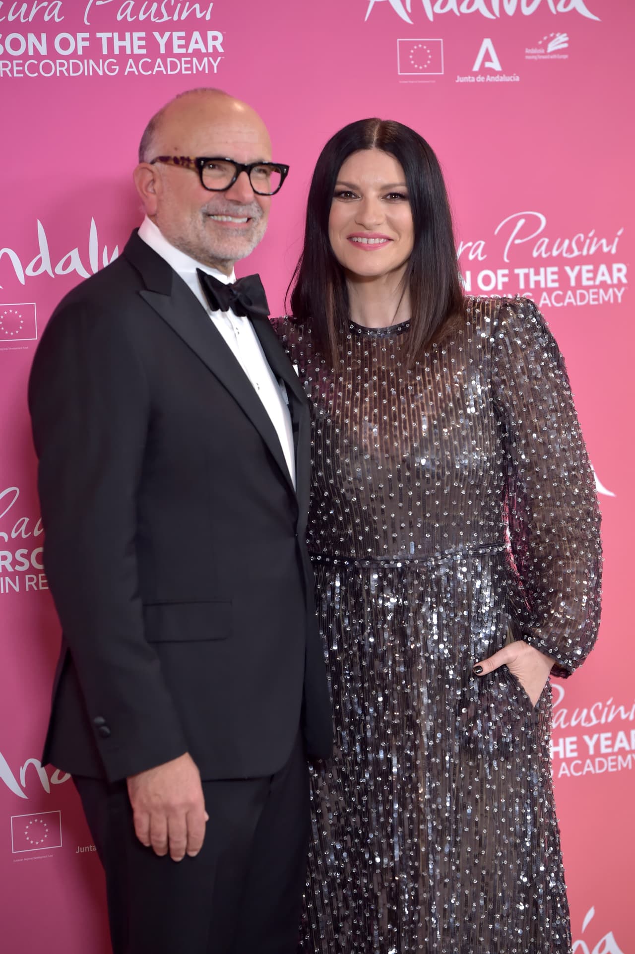 La cantante italiana posó al lado de Manuel Abud, CEO de La Academia Latina de la Grabación.