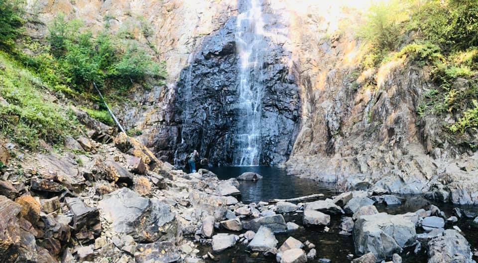 <b><a href="https://pabucketlist.com/exploring-fall-brook-falls-in-tioga-county/" target="_blank">Fall Brook Falls:</a> </b>Ubicadas en el Parque Estatal Salt Springs, Fall Brook Falls son una serie de tres cascadas ubicadas en Fall Brook Gorge, tallado por glaciares, en el condado de Susquehanna.