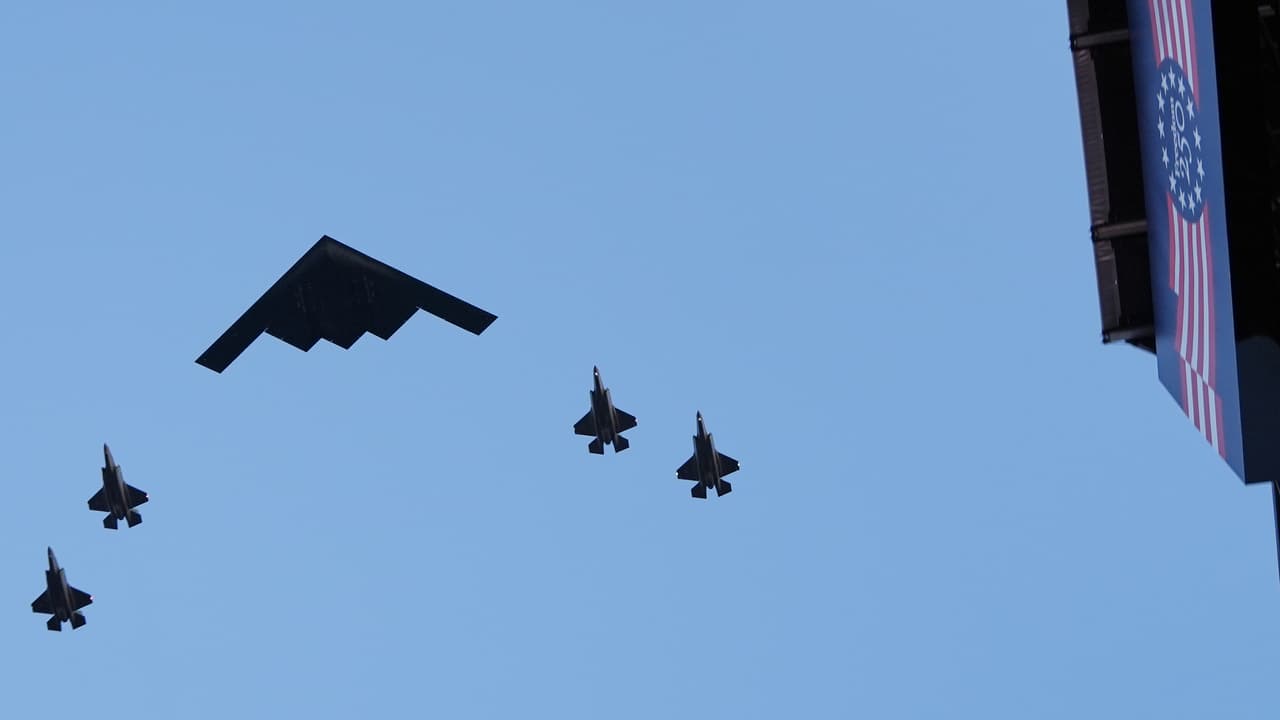 Un bombardero caza B-2 y sus escoltas sobrevuelan la inauguración de la Gran Feria Estatal Americana, el miércoles 24 de junio de 2026, en Washington.