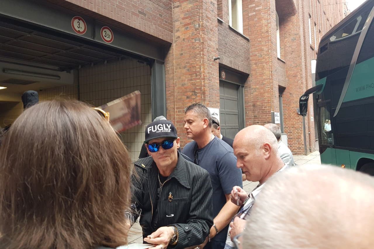 Las primeras fotos que trascendieron de Johnny Depp, la semana pasada, tras presentarse junto a su banda 'The Hollywood Vampires' en la ciudad alemana de Hamburgo, dispararon alarmas pues algunos seguidores del artista lo encontraron muy desmejorado.