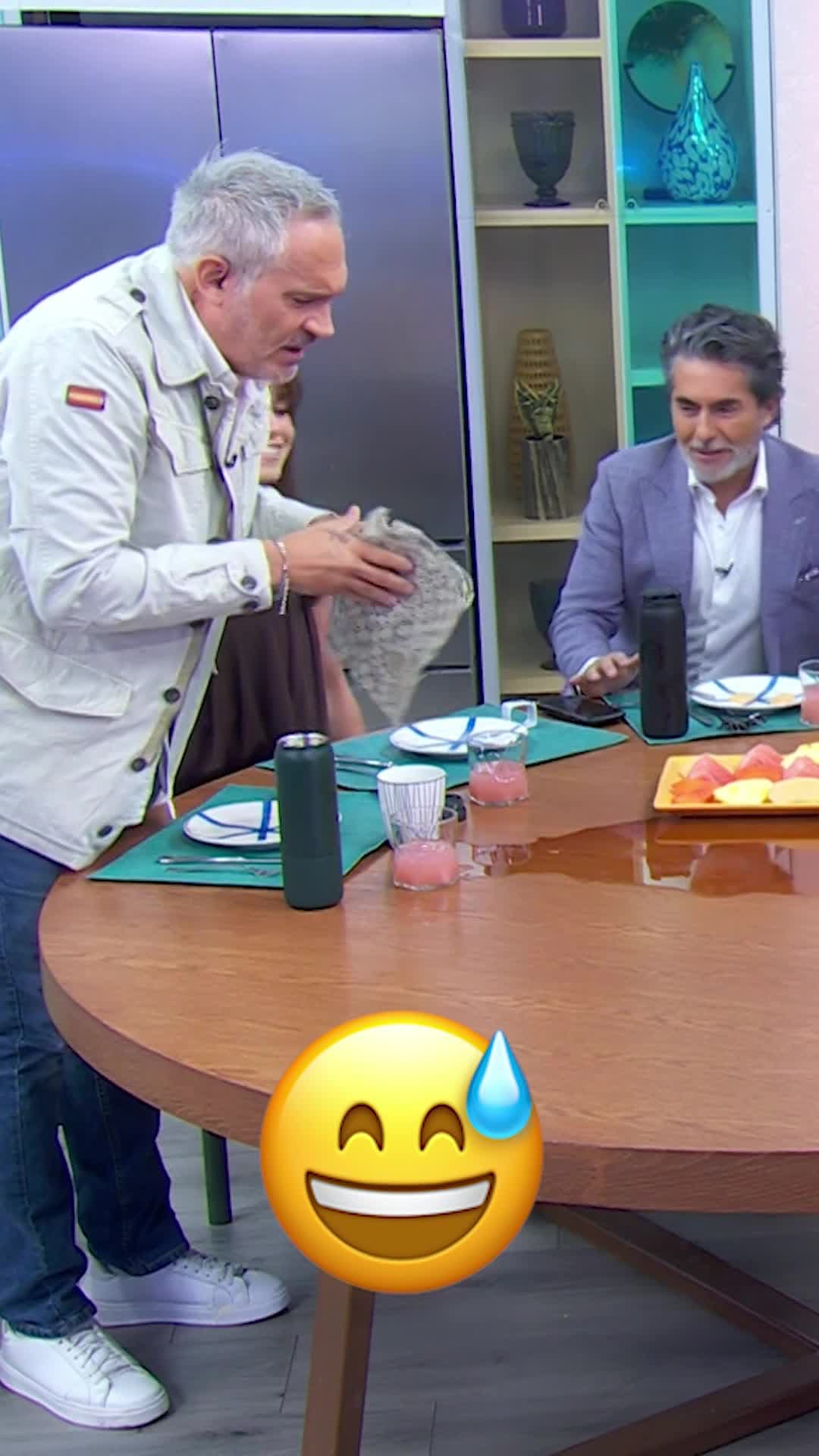 ¡Órale! Arath despierta a todos al tirar su café