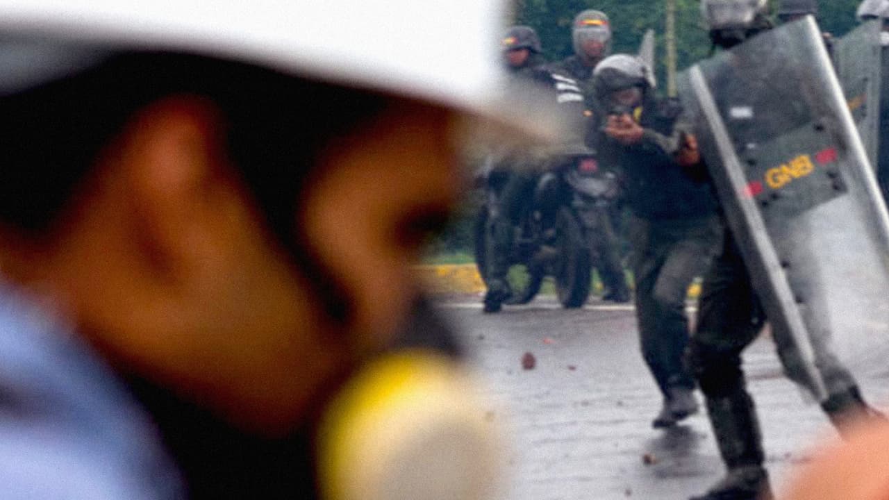 En esta imagen, un Guardia Nacional apunta directamente a los manifestantes.