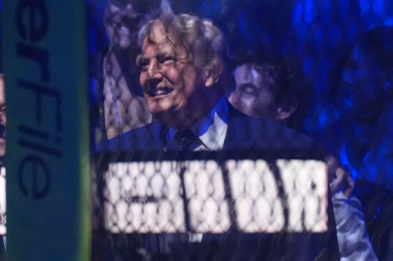 El presidente Donald Trump sonríe mientras asiste al evento UFC Freedom 250 en el jardín sur de la Casa Blanca.