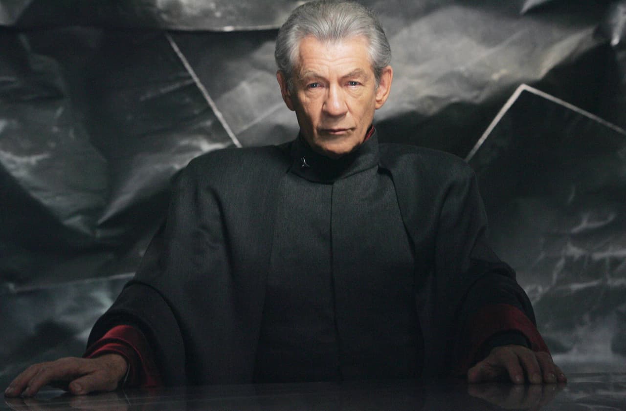 <b>Ian McKellen</b>
<br>El villano que puede manipular los campos electromagnéticos, Erik Lehnsherr alias Magneto, es interpretado por este actor y caballero inglés. Su amistad real con Patrick Stewart se refleja en la pantalla e interpretan a dos amigos que son rivales por sus diferentes puntos de vista ante la discriminación a los mutantes.