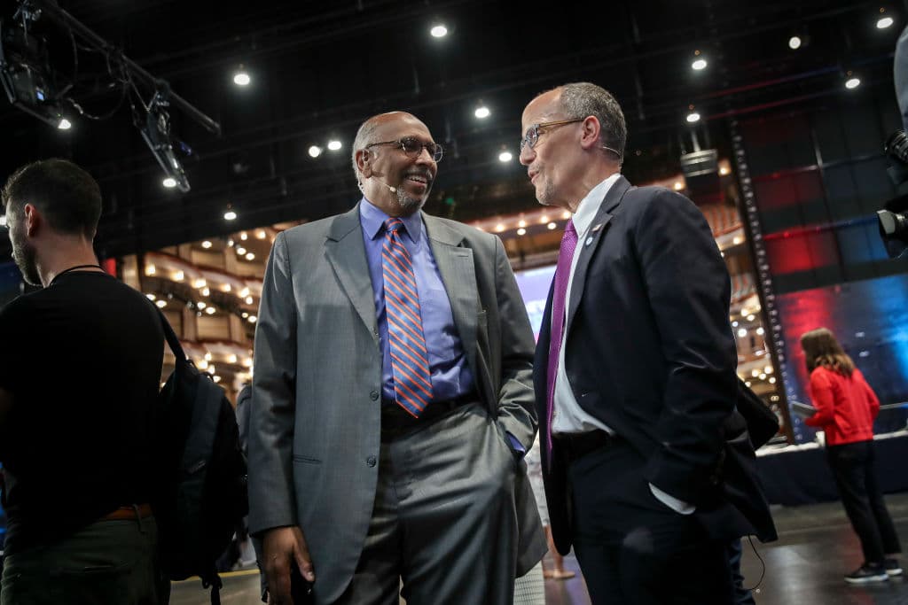 El presidente del Comité Nacional Demócrata, Tom Perez, conversa en el llamado 'spin room' con el expresidente del Comité Nacional Republicano, Michael Steele, quien ahora es comentarista político en radio y televisión.