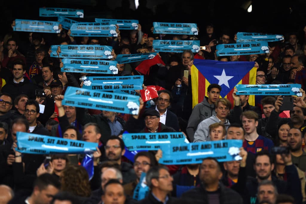 De forma pacífica, los catalanes se manifestaron con pancartas, balones y cantos al ritmo de 'Spain, sit and talk'.