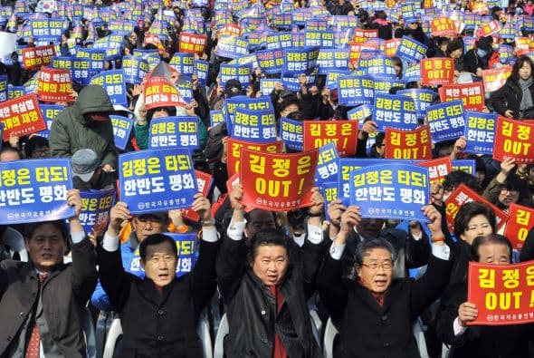 Manifestantes surcoreanos sostienen carteles que dicen 'Kim Jong-Un Out!' (¡Fuera Kim Jong-Un!) durante un acto de denuncia de la prueba nuclear de Corea del Norte.