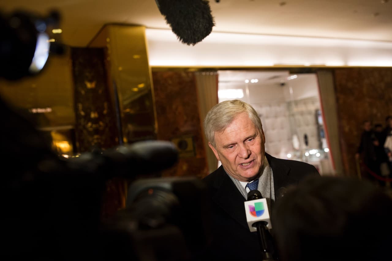 Univision se reunió con Trump y promete cubrir su gobierno "sin temor, ni favoritismos"