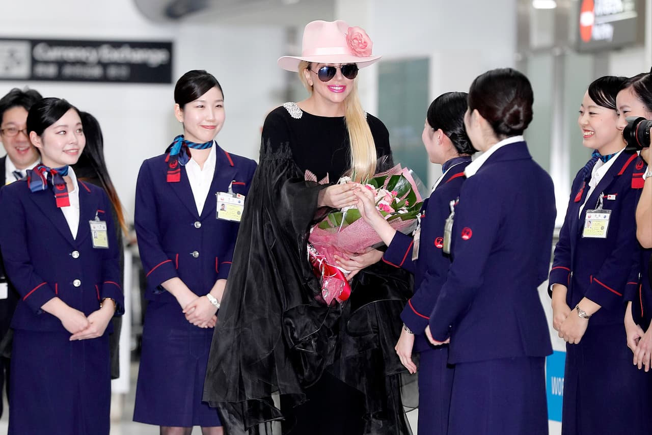 La recibieron con un hermoso arreglo floral.