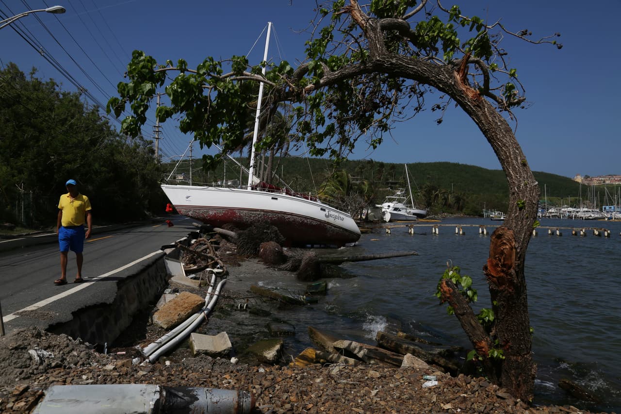 Un velero continúa encallado en la costa de Fajardo, al noreste de Puerto Rico, el 21 de octubre de 2017. Esta es una de las zonas turísticas más importantes de la isla.