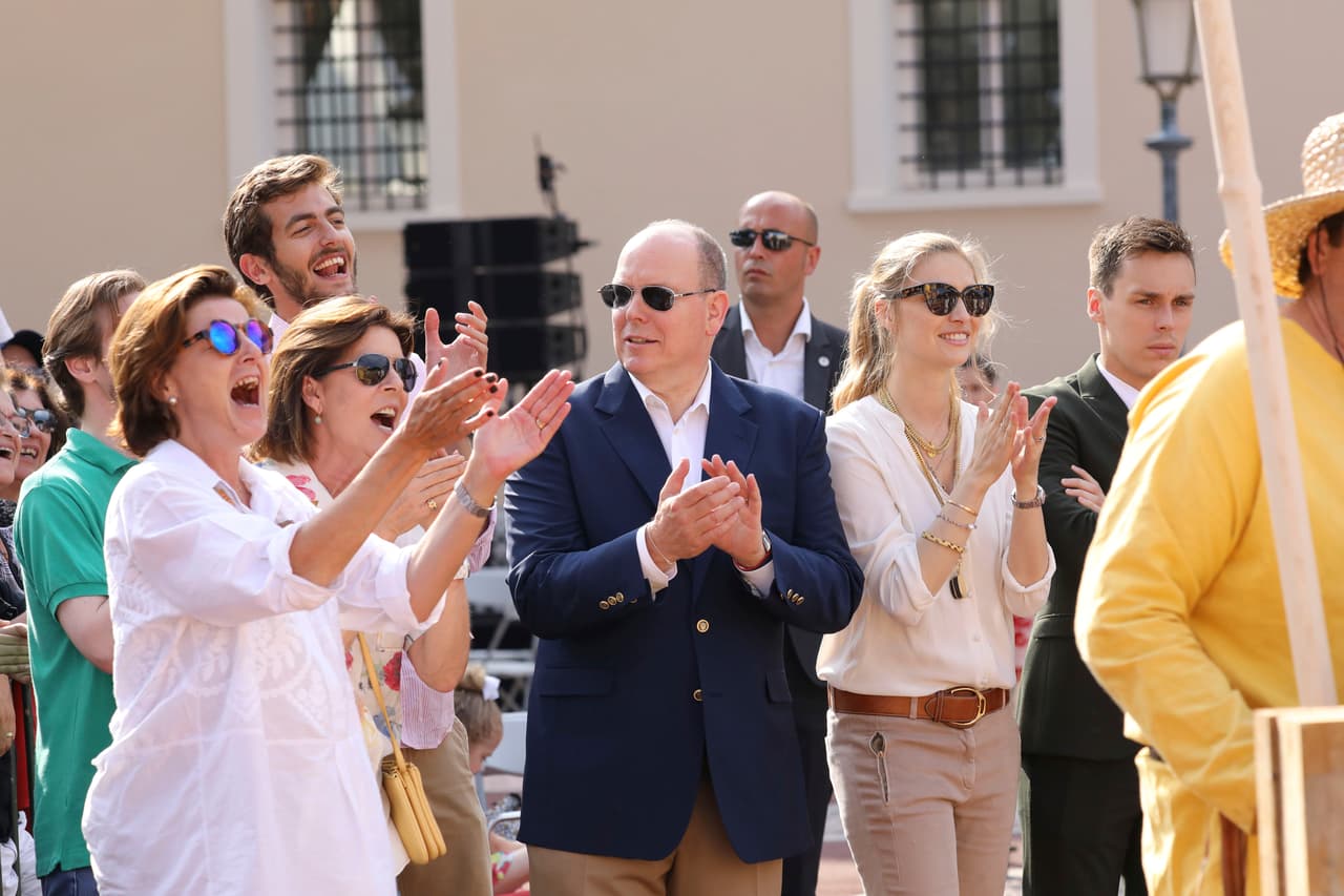 La familia real, encabezada por el 
<b>príncipe Alberto II</b>, monarca de la segunda nación más pequeña del mundo y tío de Casiraghi, aplaudió el evento.