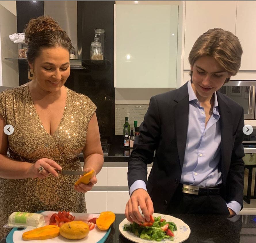 El menú fue sencillo, pero no por ello dejó de ser relevante: "Hicimos de una caja de fondue, una lechuga, unas cuantas fresas y mango, una baguette y agua de guayaba,
<b>la mejor cena del año</b>", contó la actriz.
<br>