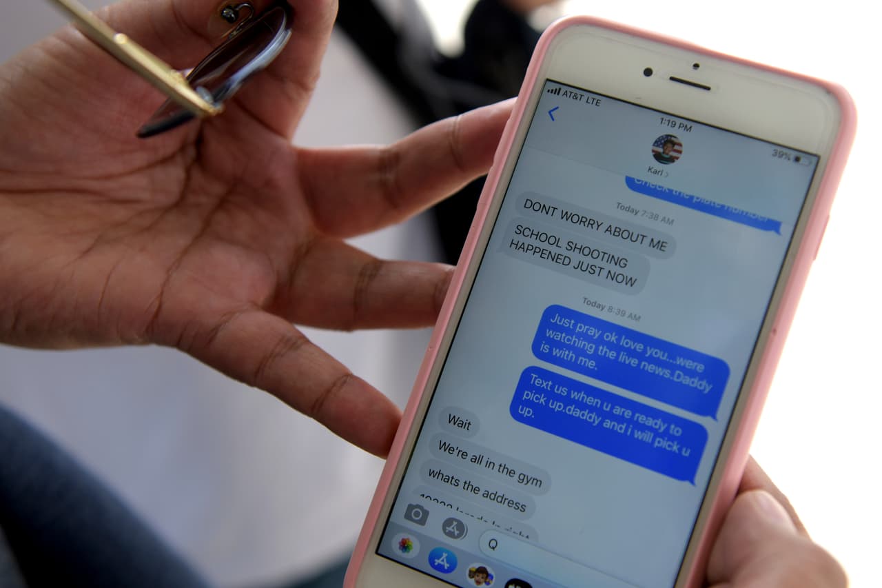 "No te preocupes por mí", fue el mensaje en mayúsculas que envio Karl, un estudiante de la 
<a href="https://www.univision.com/local/los-angeles-kmex/dos-adolescentes-de-14-y-16-anos-entre-las-victimas-mortales-del-tiroteo-en-secundaria-de-santa-clarita-california">preparatoria Saugus</a>, al tiempo en que le informaba a sus padres que había un tiroteo en su escuela.
<br>