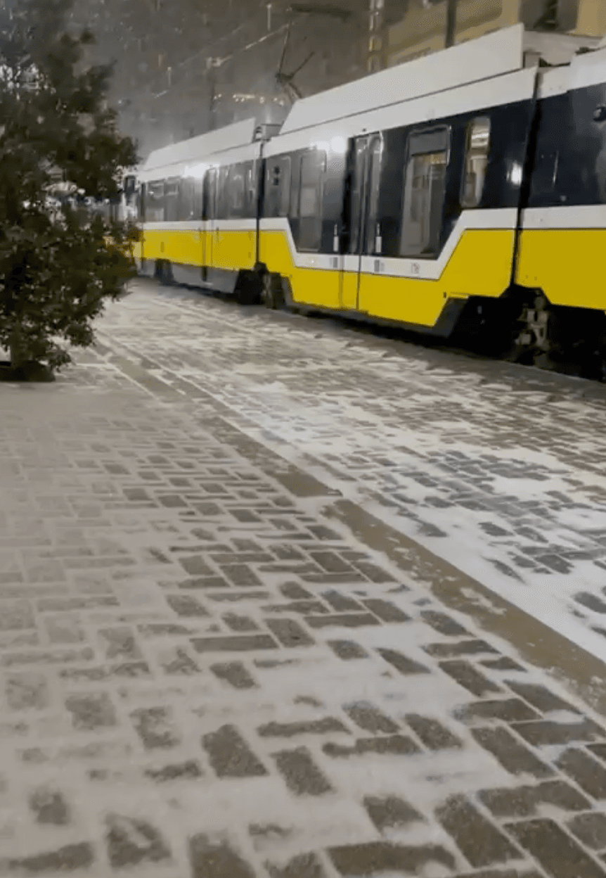 El sistema de transporte DART sigue dando servicio en esta mañana gélida y con nieve en Dallas.