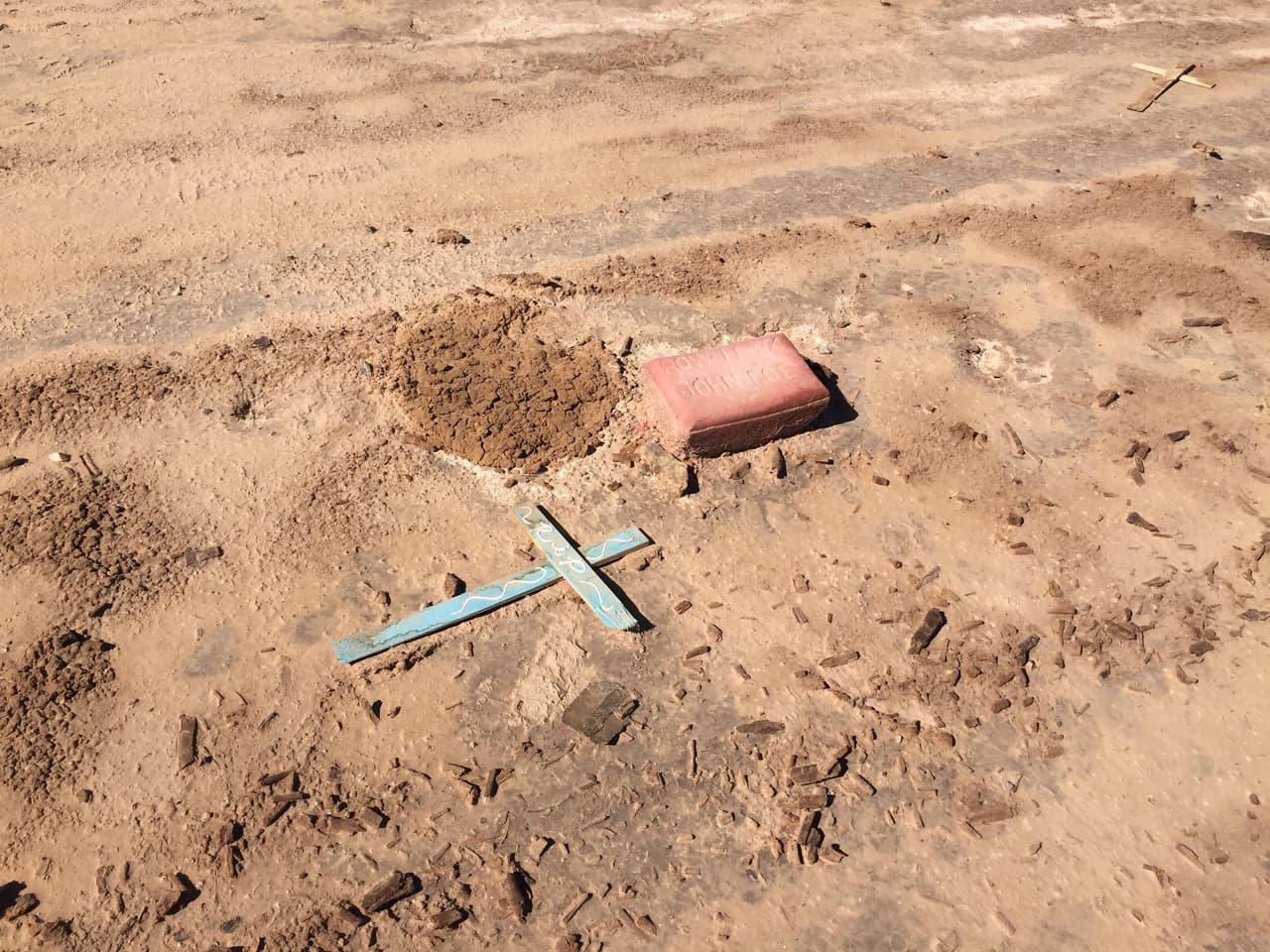 Una cruz es la companía de una tumba sin nombre.