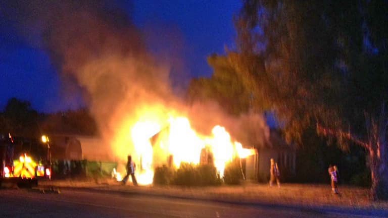 Una vivienda de Altadena es consumida por el fuego