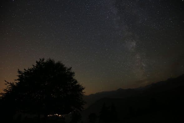 En esta imagen también se aprecia la Vía Láctea.