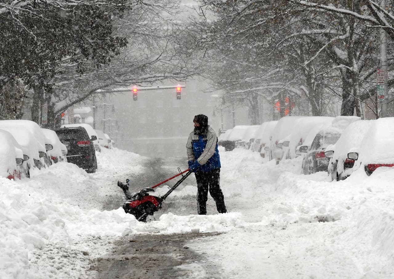 Pero algunos trabajadores no tuvieron más remedio que caminar penosamente a través de la nieve hasta las rodillas y cepillar sus automóviles antes de salir a las carreteras fangosas.