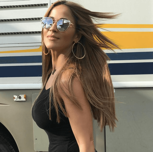 Desde los micrófonos de El Jangueo acompaña a la audiencia latina de Nueva York y Miami.