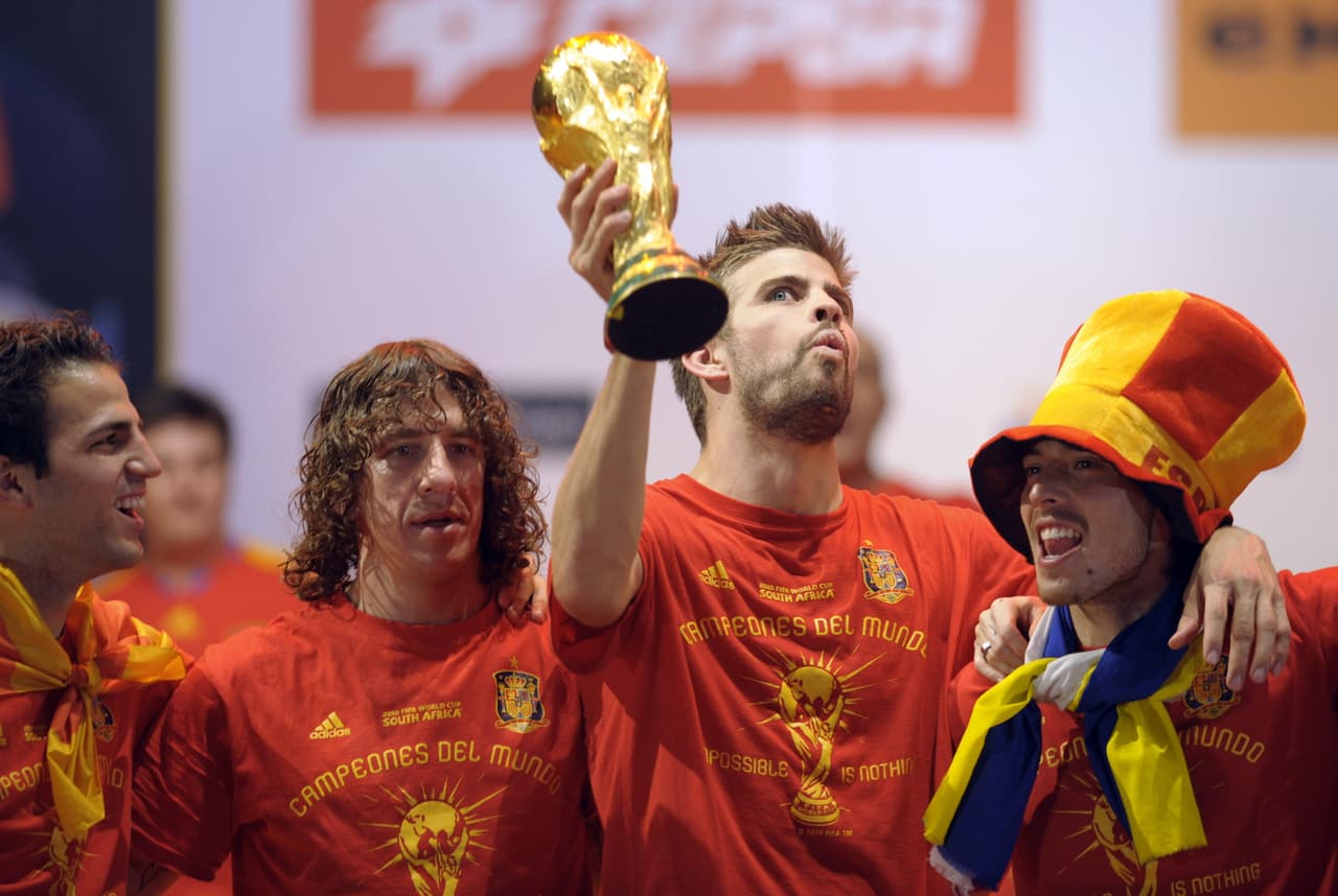 Piqué le cumplió la cita y "de paso" se coronó campeón del mundo con España. La alegría del defensa central español no era para menos: "dos pájaros de un tiro".