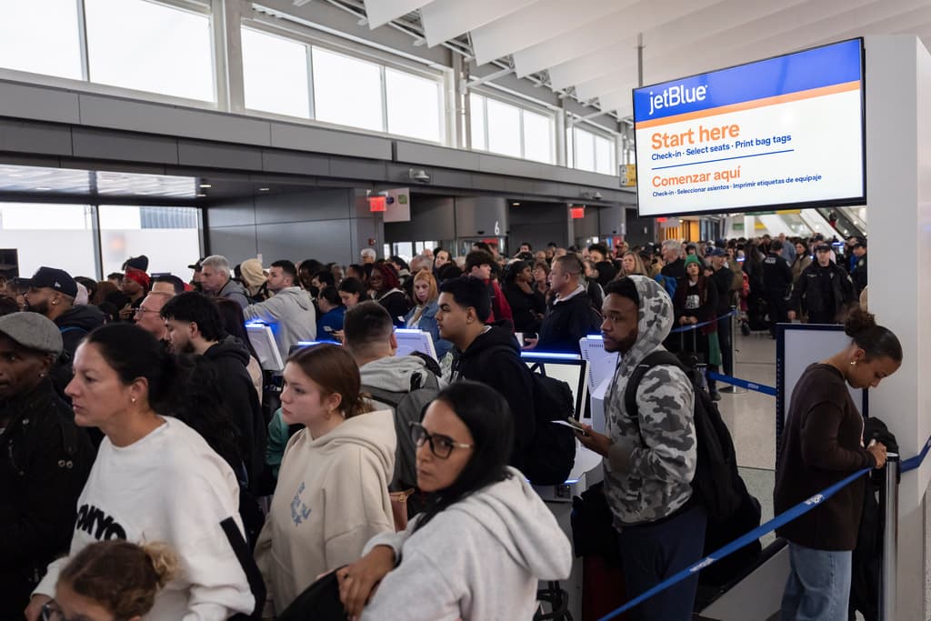 Al estrés que generalmente le provoca a algunas personas viajar en avión, se suma el hecho de que 
<b>pueden <a href="https://www.univision.com/local/nueva-york-wxtv/como-consultar-los-tiempos-de-espera-de-tsa" target="_blank">perder sus vuelos si no llegan con suficiente tiempo de anticipación</a> al aeropuerto</b>. 
<br>
<br>El presidente Trump aseguró el domingo, 22 de marzo, que 
<b><a href="https://www.univision.com/noticias/homan-habla-sobre-negociaciones-con-democratas-video" target="_blank">el zar de la frontera, Tom Homan</a>, trabajaba en un plan para que la ayuda de ICE genere resultados.</b>