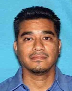 Larry Valdez, de 51 años, es buscado por violar su libertad condicional y asalto agravado con un arma de fuego en el Condado Dallas. Autoridades dicen Valdez asalto a una mujer en agosto del 2006 y luego la dejó tirada sobre una carretera en el 2006. El departamento de seguridad pública de Texas dice que se ofrece una recompenza de hasta $7,500 por información que logre con el arresto de Valdez.