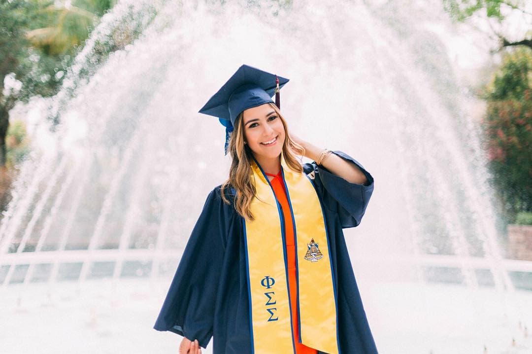 La más joven del equipo del programa matutino es Jessica Rodríguez (26 años), presentadora de la sección ‘El Revoltillo Digital’ y aquí la vemos muy contenta por haber terminado su carrera universitaria en periodismo.