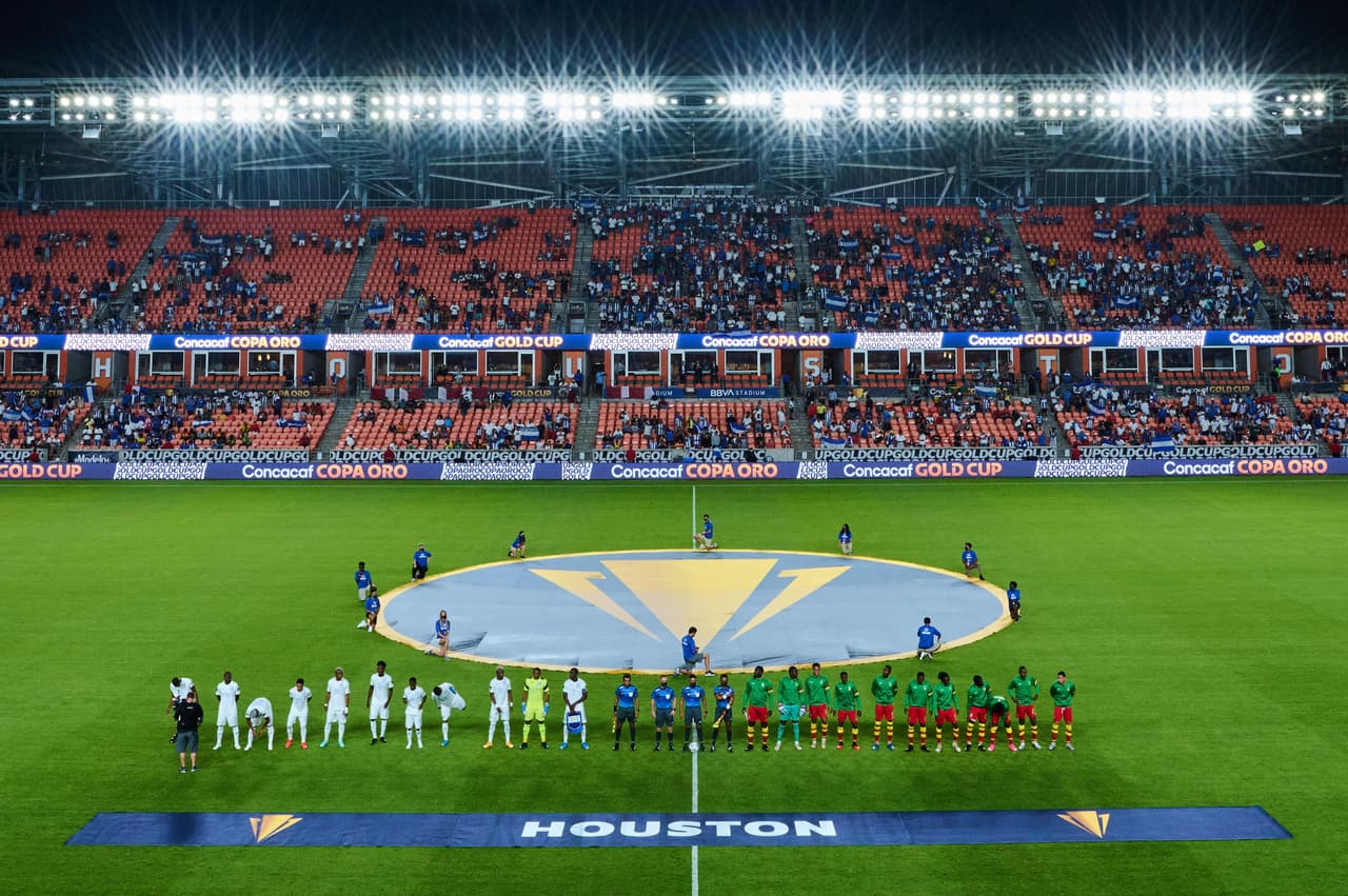 El partido se aplazó dos horas y media después de su horario original por la tormenta que amenazó con postergar los encuentros de la doble cartelera.