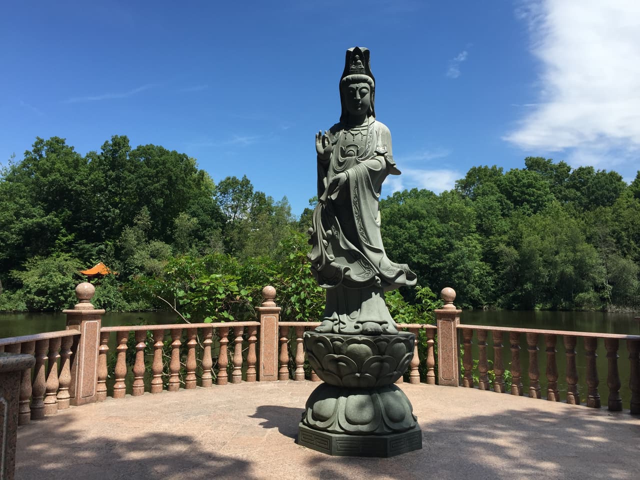 El monasterio tiene diversas esculturas de la abundancia