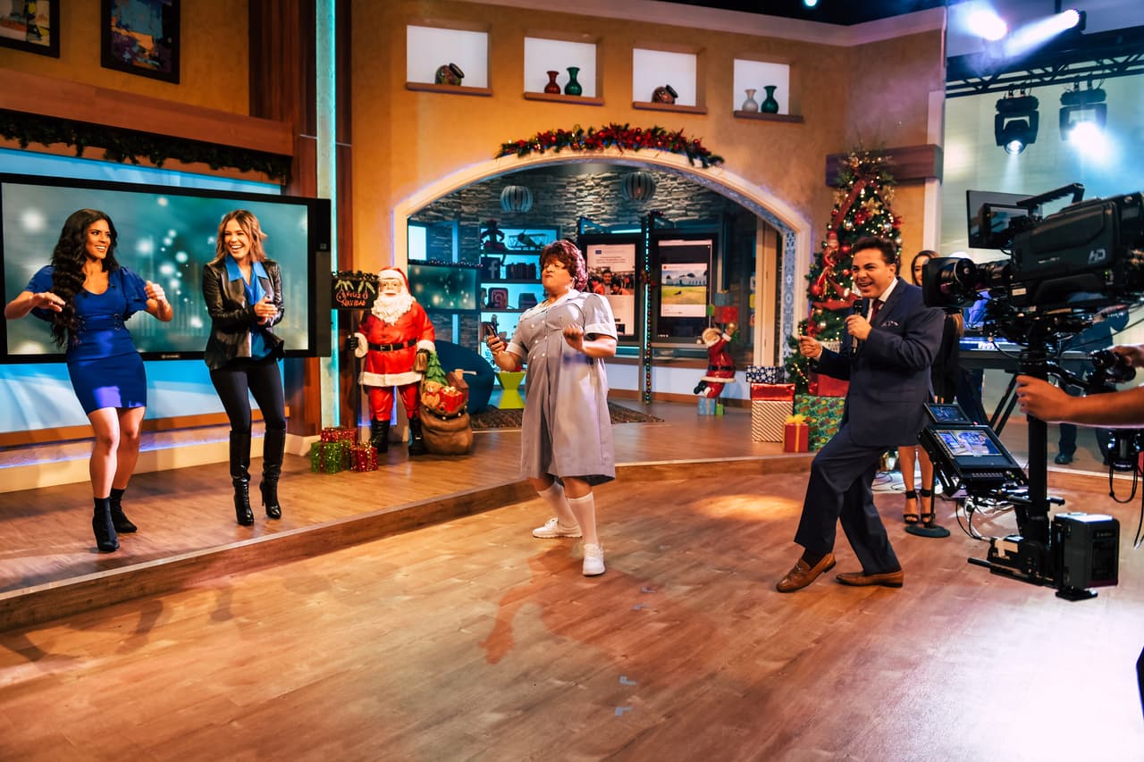 Aunque Doña Meche ya se ganó su papel como modelo del próximo video de Cristian, no perdió oportunidad de mostrar su talento bailando.