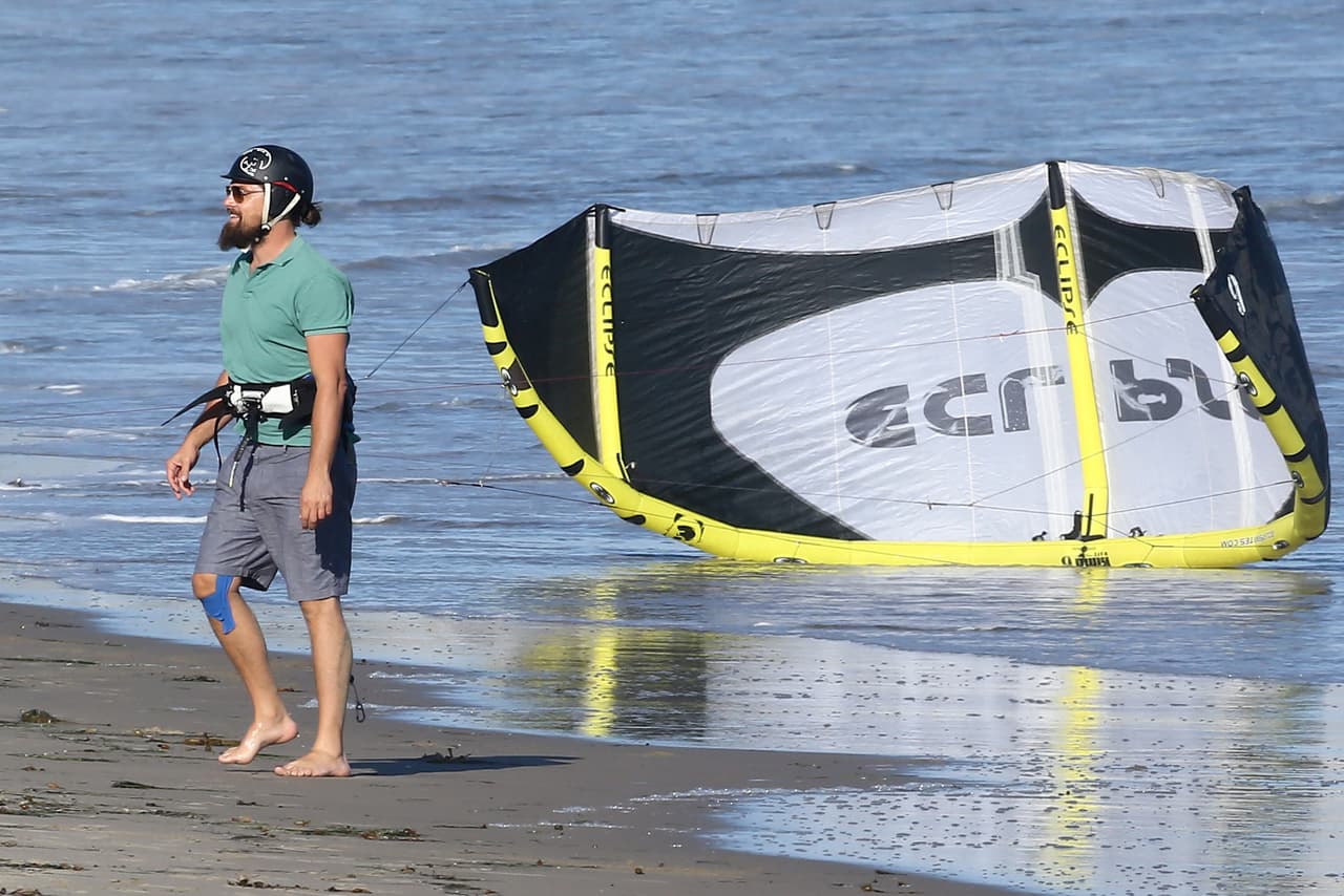 Esta consiste en usar una cometa de tracción que tira a la persona, permitiendo deslizarse sobre el agua mediante una tabla o un esquí.