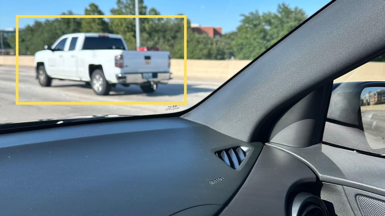 Conductores capturan imágenes de una camioneta con luces de policía en una autopista al norte de Dallas