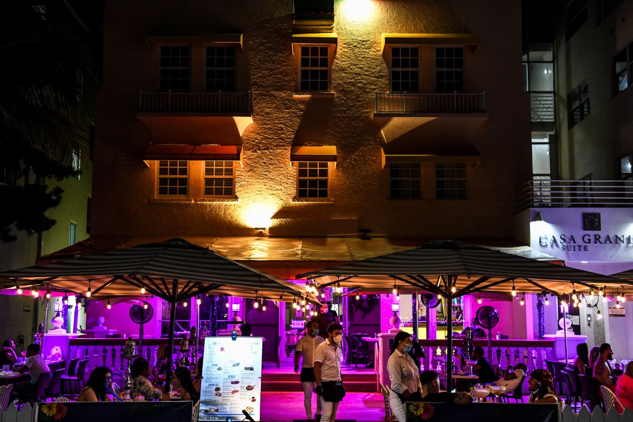 Todos los restaurantes y cafeterías ubicados en el distrito del entretenimiento de South Beach (excluyendo el área entre las calles 73 y 75) deberán cerrar a partir de las 8:00 pm hasta las 6:00 am, y solo pueden funcionar para entregas a domicilio.
<br>