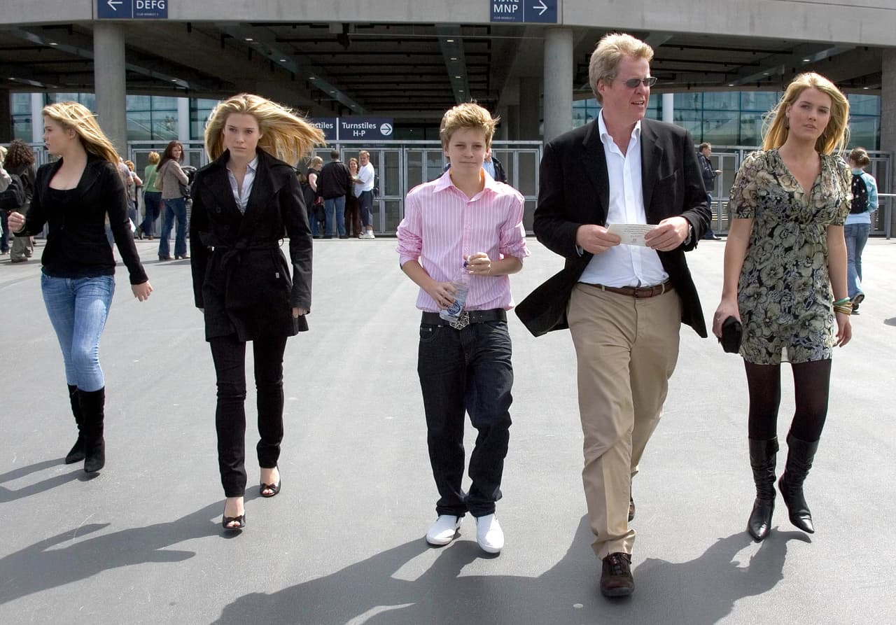 Cuando eran adolescentes, Louis, Kitty y sus hermanas, las gemelas Eliza y Amelia, pasaban muchas temporadas con su padre, que se divorció de su madre en 1997, poco después de la muerte de Lady Diana.