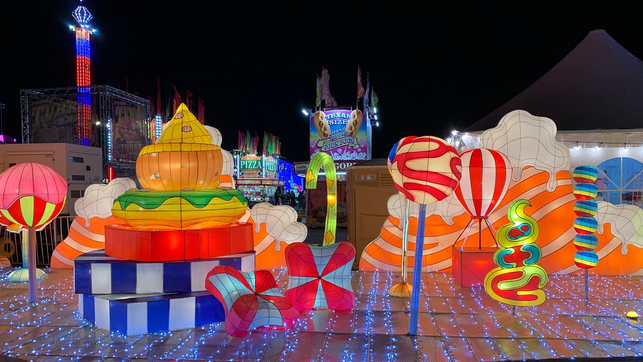 Si viajas desde el centro Houston puedes tomar la autopista 10 dirección este.