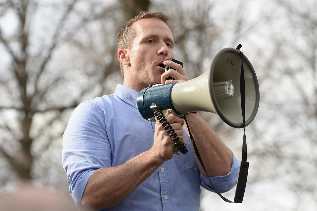 <b>Eric Greitens, exgobernador de Missouri y candidato al Senado.</b> Es uno de los aspirantes republicanos al Senado que han incorporado la teoría del 'Gran Reemplazo' en su discurso de campaña. 
<br>
<br>Hace un mes, durante un 
<i>tour</i> por la frontera, aseguró que los migrantes que cruzan sin documentos estaban 
<b>"inundando los 50 estados, incluyendo a Missouri".</b> Agregó que las políticas del presidente Joe Biden "son una completa agresión a la idea de Estados Unidos (...) 
<b>Está borrando las diferencias entre ser ciudadano y no serlo,</b> y lo hace a propósito", dijo. 
<br>
<br>Su oponente en la contienda, el republicano Eric Schmitt también ha usado ese discurso. En abril dijo en un programa que los demócratas "están tratando de cambiar este país fundamentalmente a través de su política con la inmigración ilegal".