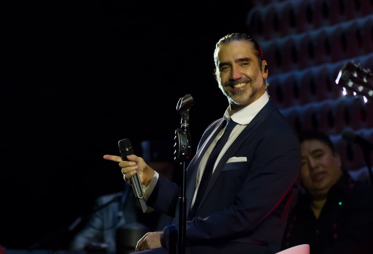 Alejandro Fernández, es otro de los galanes del regional mexicano que gusta de vestir de manera elegante y cada que aparece en público, sorprende con sus trajes, su peinado y su barba.