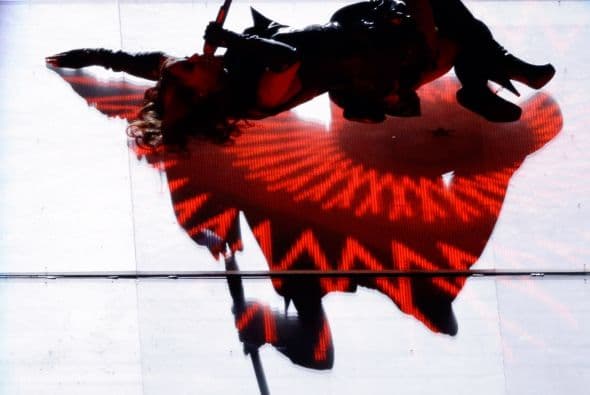 Ni el mejor guionista de Hollywood hubiese podido escribir un libreto mejor que el Super Bowl 2013. Con lágrimas, risas, entretenimiento, estupor, suspenso, miedo y mucha emoción, este Super Bowl “tuvo de todo un mucho”. El coro de la escuela de Newtown que sufrió en diciembre una matanza que conmocionó al mundo, con 26 niños de la escuela primaria Sandy Hook, abrió la ceremonia previa al partido con la canción "America The Beautiful", al lado de la actriz y cantante Jennifer Hudson. Los estudiantes llevaban lazos verdes en homenaje a los 20 niños y 6 adultos asesinados en Sandy Hook el pasado 14 de diciembre, y durante su actuación muchos de los jugadores y espectadores apenas pudieron contener las lágrimas. Después le tocó el turno a Alicia Keys, quien al piano y con un sexy vestido rojo de tirantes interpretó el himno nacional estadounidense, agregando algunas palabras en la estrofa final, ante el estupor de algunos. La actuación musical del descanso, la más esperada siempre, correspondió este año a Beyoncé y llegó precedida de la polémica después de que la estrella admitiera que cantó el himno nacional en falso directo, sobre una canción pregrabada, durante la ceremonia de la segunda investidura presidencial de Barack Obama. La artista con mucha fuerza y sin dejar de bailar sobre un escenario con fuegos artificiales y luces con la forma de su rostro y su larga melena, vistiendo un conjunto de cuero negro de Rubin Singer, con guantes a juego y botines de tacón, y acompañada de más de 100 bailarines repasó algunos de sus éxitos como "Love on Top", "Crazy in Love", "Baby Boi" y "Till the End of Time". Se unieron a ella después Kelly Rowland y Michelle Williams, sus compañeras en el ya disuelto grupo Destiny's Child y vestidas también de negro. Las tres cantaron y bailaron sincronizadas "Independent Woman" y "Single Ladies (Put A Ring On It)". En el tercer cuarto del partido se produjo un inesperado apagón, que duró 34 minutos, y que fundió a negro las televisiones de millones de hogares en todo el país y dejó en blanco a los presentadores de la cadena CBS, la encargada de la retransmisión. Con cada bloque de treinta segundos de publicidad vendido a un precio de entre 3,7 y 3,8 millones de dólares, los dos anuncios de Chrysler estuvieron entre los mejores, según un sondeo realizado por The Wall Street Journal a ejecutivos publicitarios y espectadores, pero según USA Today el primer lugar correspondió a Budweisser. También fueron muy comentados en Twitter los de Taco Bell y Doritos, en una noche en la que rostros conocidos como los actores de comedia Amy Poehler ("Parks and Recreation"), Tracy Morgan ("30 Rock") y Kaley Cuoco ("The Big Bang Theory"), y la modelo Bar Refaeli se colaron en algunos de los anuncios.