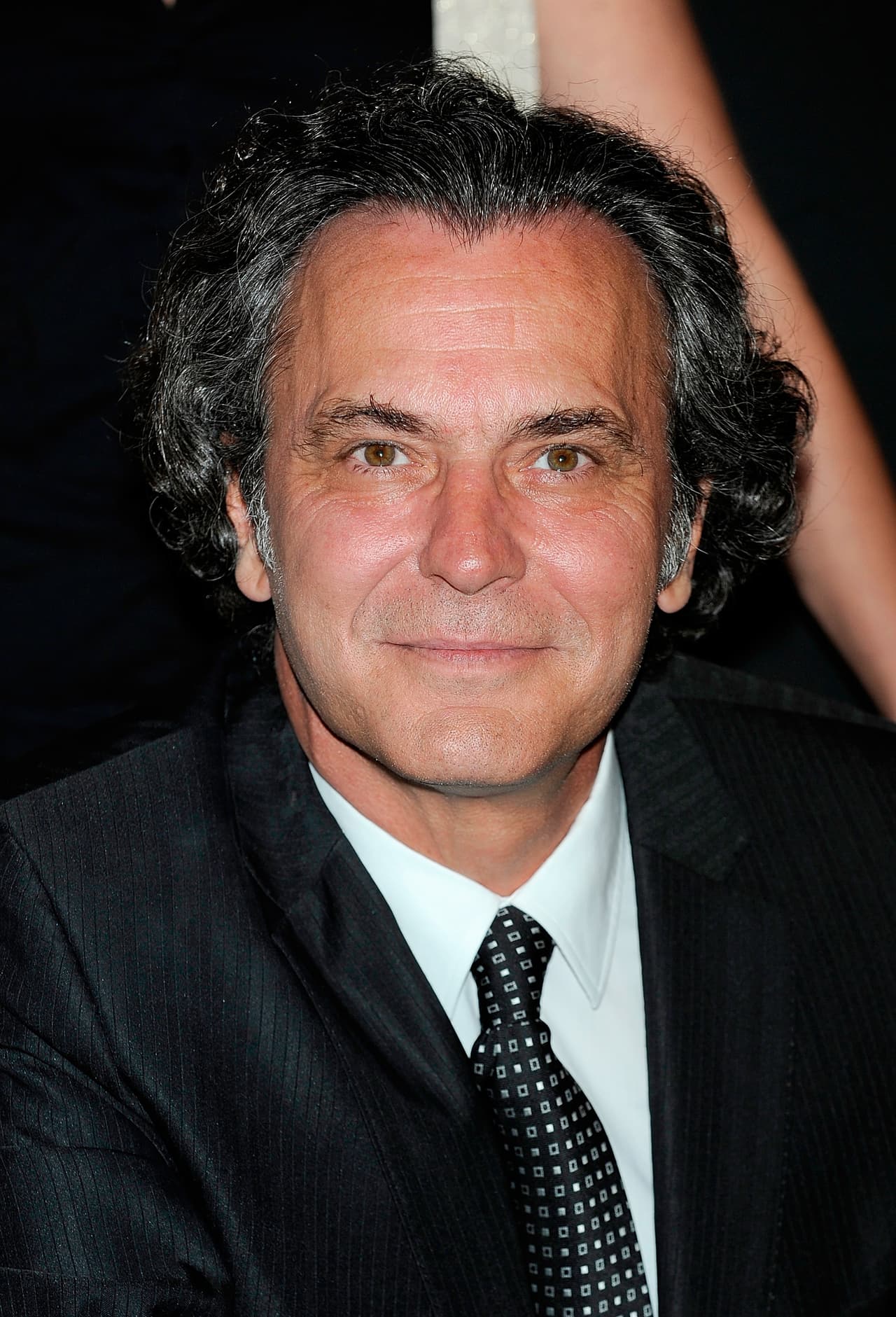 El reconocido actor español, ganador del Premio Goya, llega a la pantalla de UniMás en El Príncipe como el apuesto y veterano policía Fran ¿Dejarías que te capture?