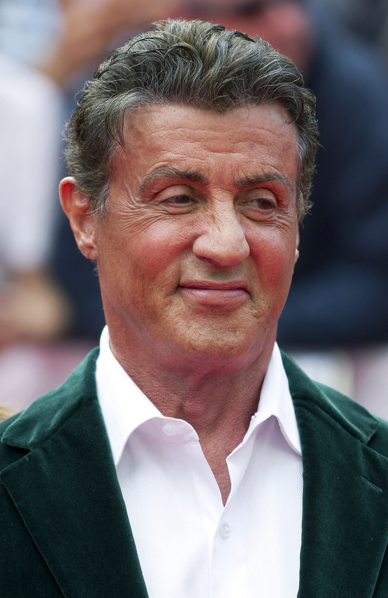 En octubre de 2011, dos dobles de acción tuvieron un accidente en el rodaje de ‘The Expendables 2’ en Bulgaria. La escena requería una explosión y el actor de riesgo de Nuo Sun resultó gravemente herido, mientras que Kun Lieu perdió la vida.