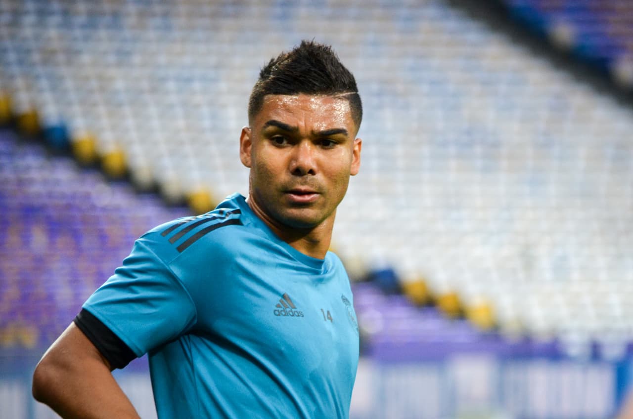 <b>Carlos Enrique Casemiro</b> juega en la posición de mediocampista y tiene 26 años. Los últimos tres años de su carrera como futbolista los ha pasado en el Real Madrid.