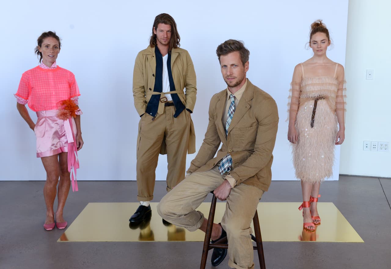 No es la primera vez que gente real, que desborda los estrechos cánones de delgadez y altura de las modelos, se sube a una pasarela, pero si es la primera vez que una marca se atreve a prescindir completamente de las modelos para poner su ropa en los que verdaderamente la usan, simples mortales. 
<br>