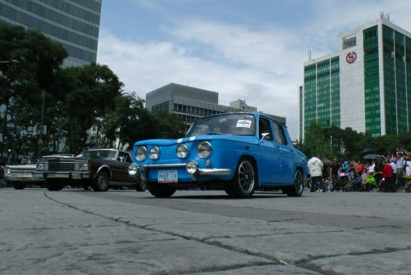 Casi dos mil vehículos clásicos desfilaron por las calles de la Ciudad de México para romper el Récord Guinness de más autos de este tipo en movimiento. Transitaron mil 721 autos, lo que superó la marca de Holanda, cuyo récord era de 948 vehículos. De acuerdo con las autoridades, el paso de estos autos clásicos fue visto por 250 mil asistentes. Circularon autos Datsun 1300, Jaguares, MG 59, Chevrolet apache, Alfa Romeo, Mercury, Porche, entre otros, que atrajeron la atención de capitalinos y visitantes. El paso de los vehículos fue interrumpido por el calentamiento de algunos que se quedaron en el camino y provocaron “cuellos de botella”; sin embargo, los organizadores confiaron en que los vehículos llegarían a la meta.