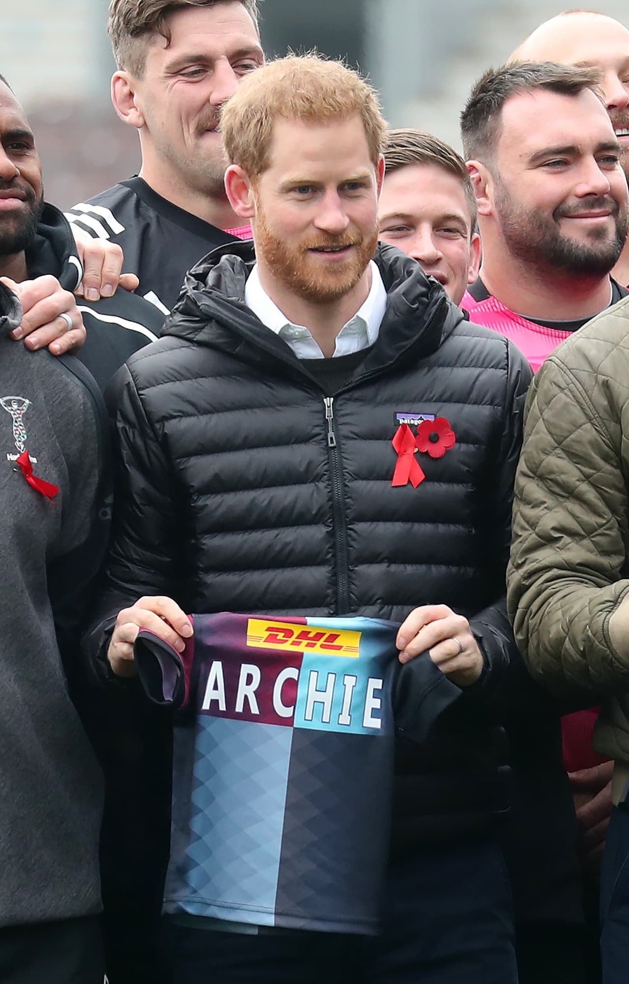Harry recibió un obsequio muy especial. Se trató de una camiseta del equipo de rugby personalizada para 
<b><a href="https://www.univision.com/famosos/archie-se-robo-el-show-en-sudafrica-donde-meghan-markle-lo-describio-como-un-alma-vieja-fotos" target="_blank">su bebé Archie</a></b>.