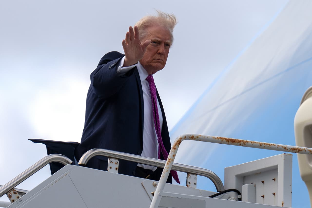 El presidente Donald Trump aborda el avión presidencial, el domingo 29 de marzo de 2026, en el Aeropuerto Internacional de West Palm Beach, Florida.