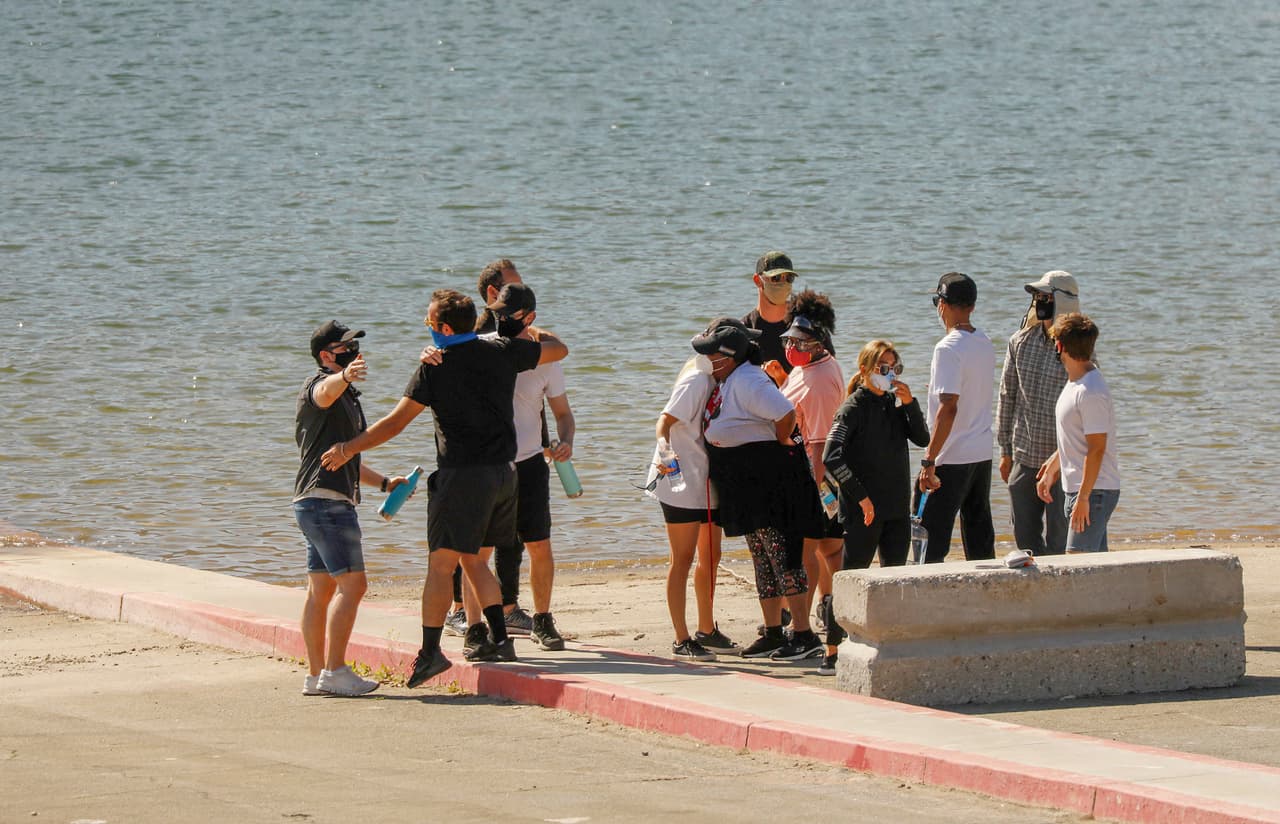 La 
<b><a href="https://www.univision.com/famosos/hasta-el-ex-de-naya-rivera-llega-al-lago-piru-a-suplicar-que-aparezca-ya-el-cuerpo-de-la-actriz-video" target="_blank">reacción del exesposo de Rivera</a></b>, así como de sus padres y hermanos quedó captada en estas fotos. 
<br>