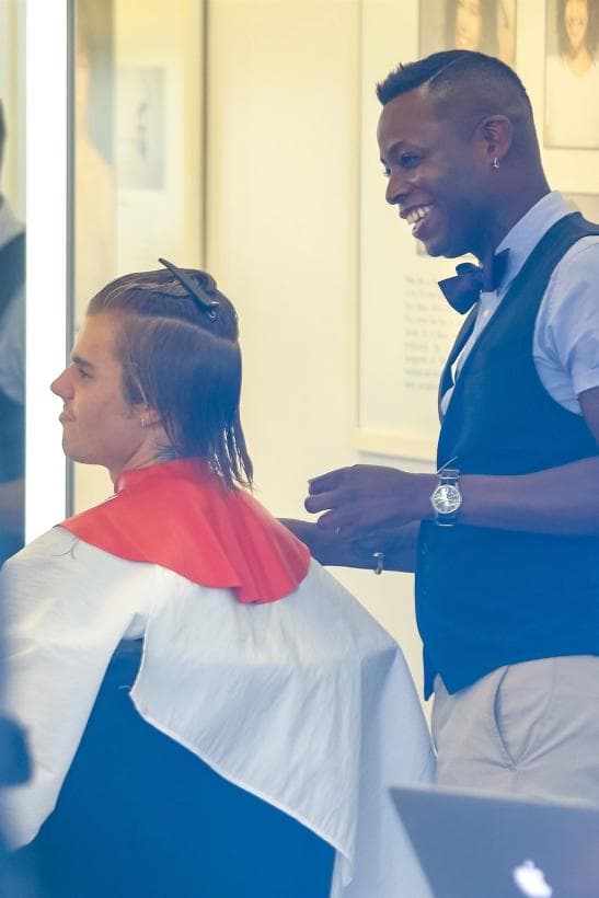 En agosto, el cantante fue captado en New York mientras se sometía a un corte de cabello, aunque no tan radical como el que luce actualmente.
