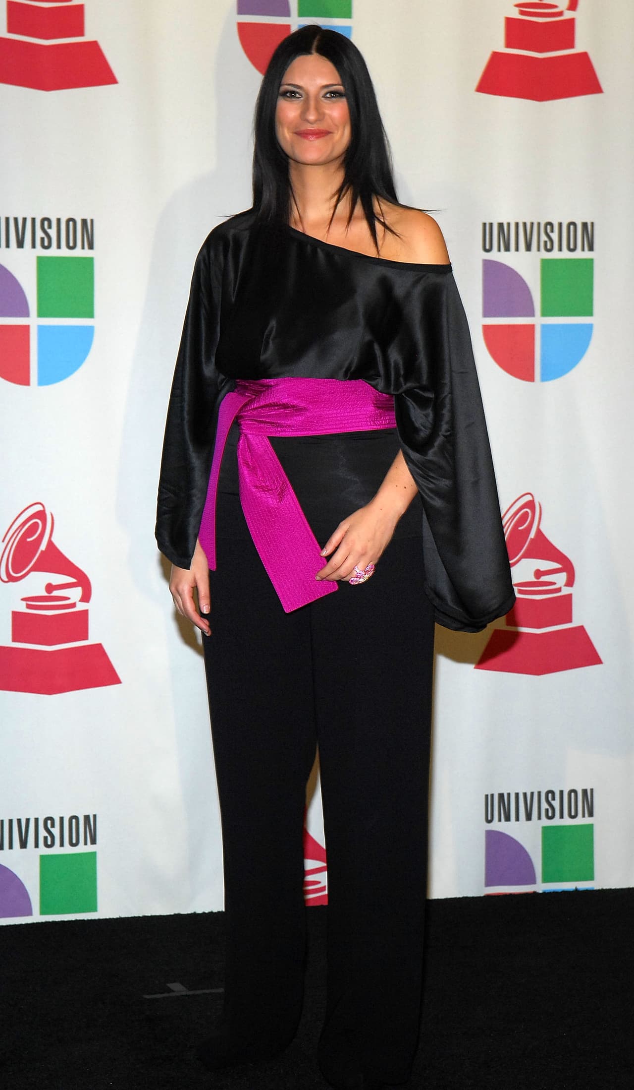 Ese mismo año, después del show, se cambió el vestido por un pantalón negro con un cinturón ancho en color fuscia.