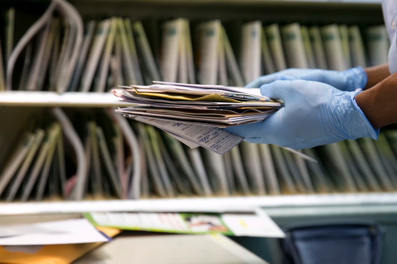 Utilizar el servicio de seguimiento del envío.