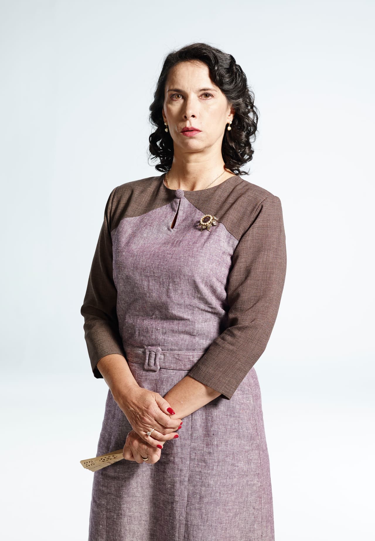 Ana Julia, es una mujer dura, fría, producto de la educación pacata y represiva que le hace ver pecados por todas partes.